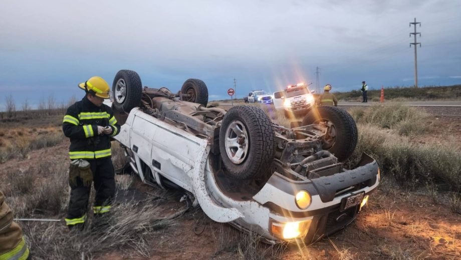 Grave vuelco en la Ruta 237. Foto: Bomberos Voluntarios de Picún Leufú.