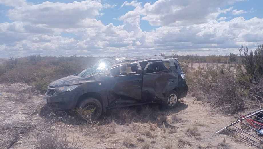Volcaron sobre la Ruta 2 cuando volvían de Las Grutas.  Foto: Gentileza. 