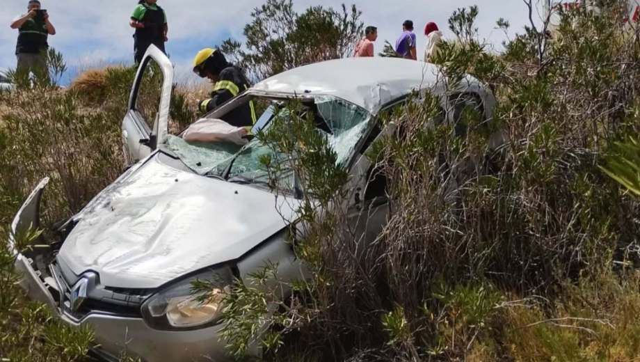 El Renault Clio quedó detenido entre la vegetación tras descender por una pendiente en la Ruta Nacional 237. Foto: Bomberos Voluntarios de Piedra del Águila.
