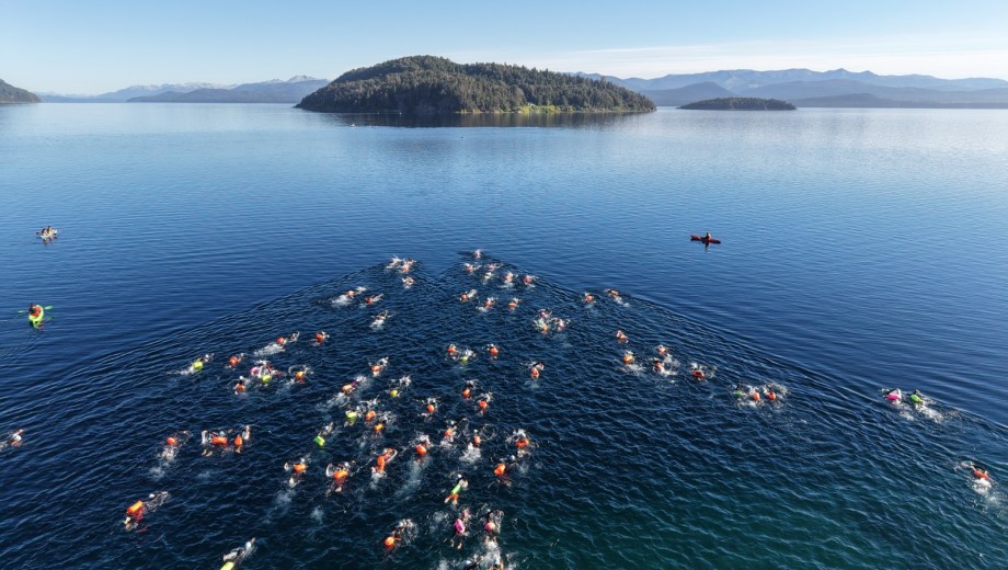 Tres distancias y 180 nadadores de aguas abiertas hicieron la Vuelta a la Huemul, en Bariloche. Foto: gentileza municipalidad de Bariloche