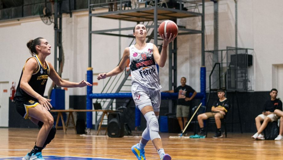 Martina Torres firmó un doble-doble (17 y 14) en la ajustada caída de las Rojas. (Prensa Berazategui)