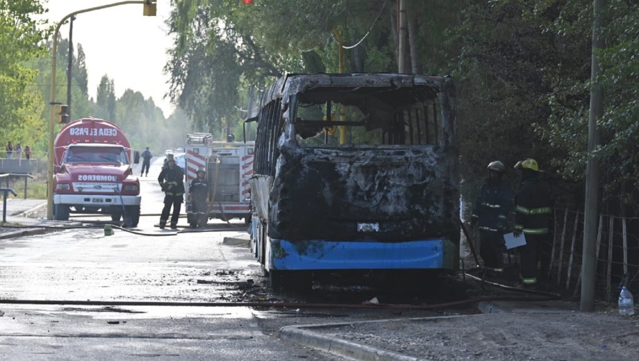 Incendio de un colectivo escolar en Roca. Fotos: Juan Thomes 