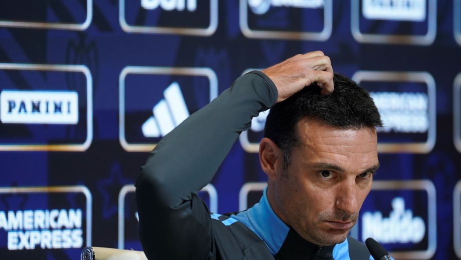 Scaloni espera novedades sobre el amistoso y arma la lista. ¿Habrá sorpresas) (Archivo Clarín Fotografía)