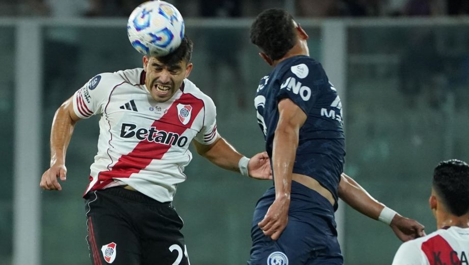 El lateral zapalino estuvo en el centro de la escena por la salida del Muñeco, pero hoy estará entre los once. (Clarín Fotografía)