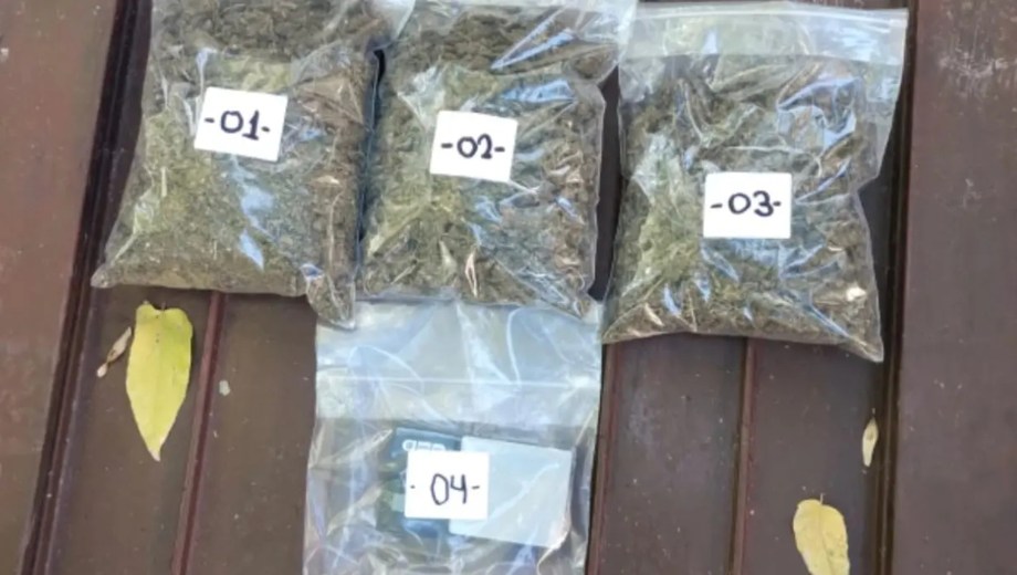 El allanamiento en Cipolletti derivó en el secuestro de droga, municiones y elementos de interés para la investigación.
