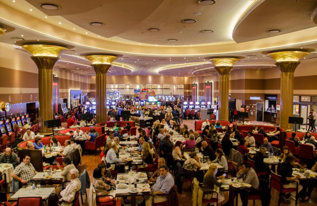 Noches temáticas, música y premios: qué se viene en Casinos del Río de General Roca este marzo