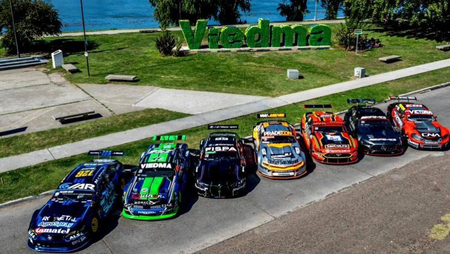 Las siete marcas que integran el Turismo Carretera se exhibieron en la costanera de Viedma.