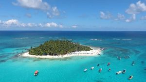 El mar de siete colores existe y está en San Andrés: playas infinitas, arrecifes vivos y herencia caribeña