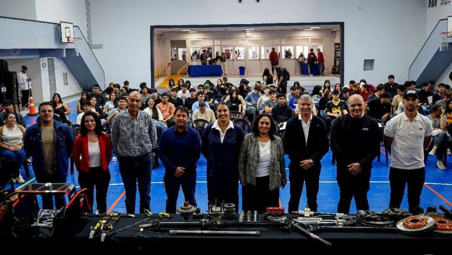 Referentes de la ACTC, pilotos, docentes y directivos participaron de la movida en el centro neuquino. (Fotos ACTC)