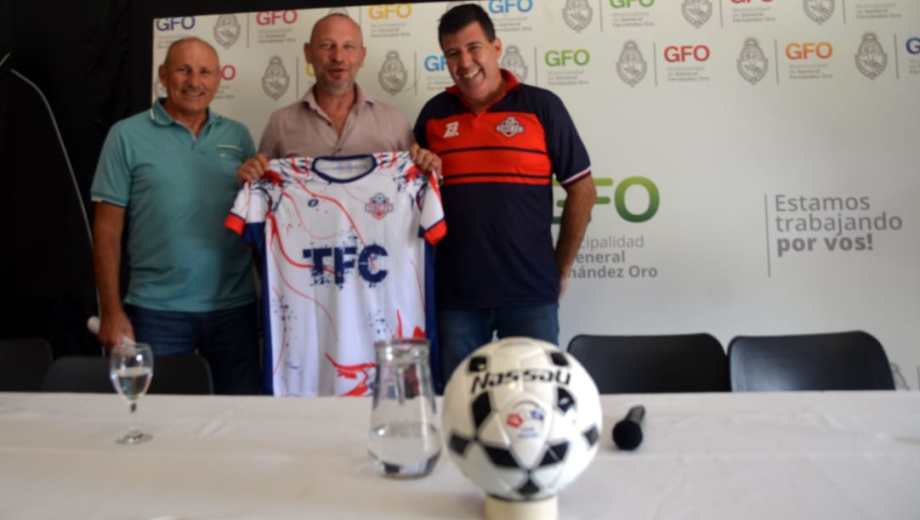 El campeonato argentino de veteranos fue presentado de manera oficial en Fernández Oro. (Foto Gentileza)