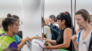 La Corrida de Cipolletti se vive a pleno: es incesante el desfile para retirar los kits en el CCC