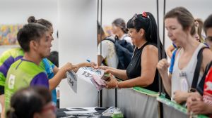 La Corrida de Cipolletti se vive a pleno: es incesante el desfile para retirar los kits en el CCC