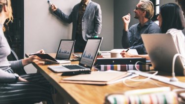 8M | Brecha laboral en Argentina: las mujeres tienen mayor formación pero menor tasa de empleo, según el Indec