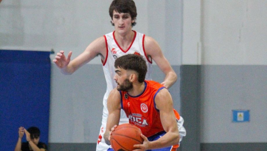 Manuel Caratino le ganó el duelo a Tomás Sagarzazu y fue el mejor de la cancha. (Prensa Deportivo Roca)