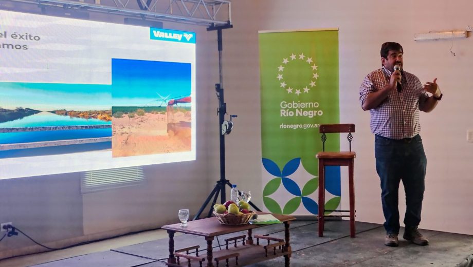 Martín Pasman, uno de los principales productores hortícolas de Argentina, disertando en Río Negro.