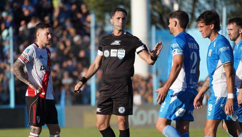 Nazareno Arasa anuló el gol por offside. (Foto: Marcelo Carroll - Clarín)