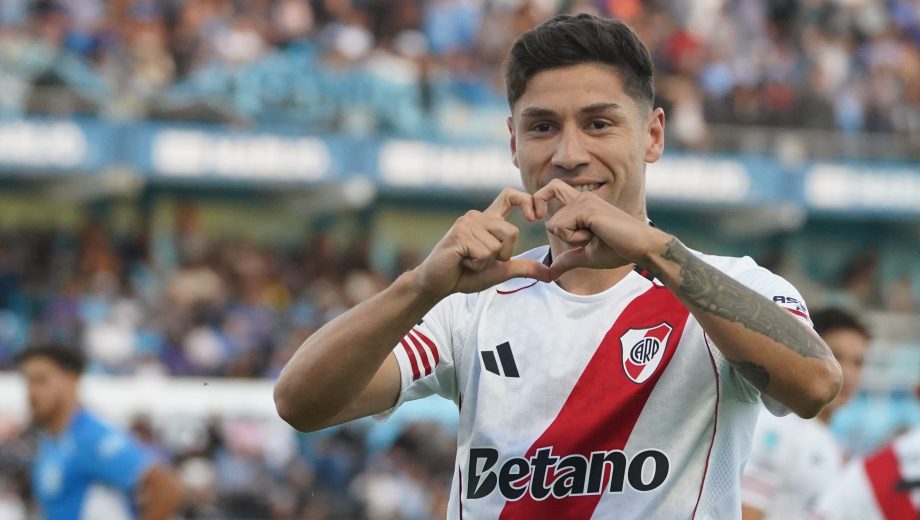 Gonzalo Montiel volvió a marcar: anotó el 1-0 parcial desde los doce pasos. (Clarín Fotografía)