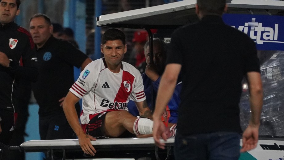 Gonzalo Montiel se retiró en camilla en Río Cuarto y se confirmó su lesión en el isquiotibial.
