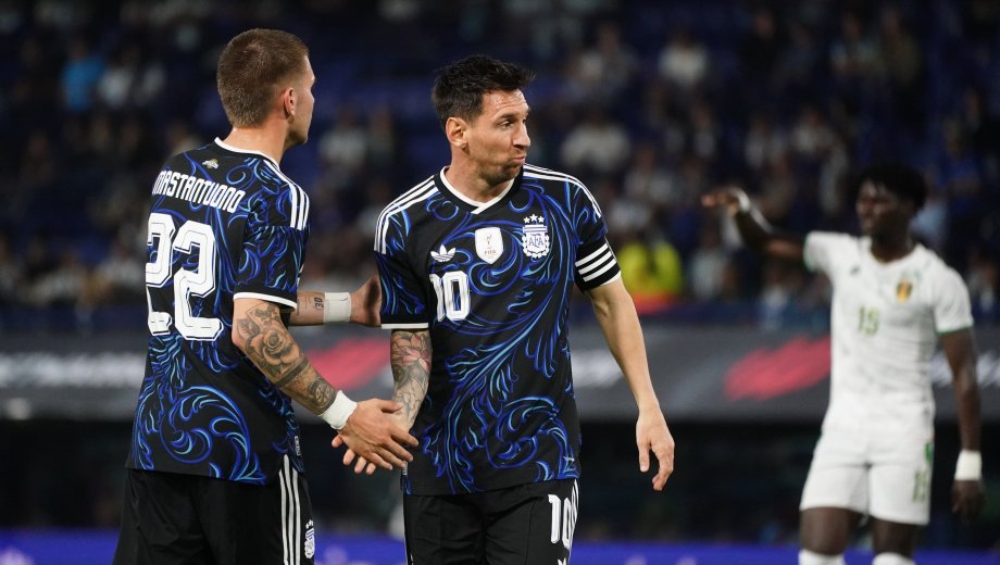 Lionel Messi y Franco Mastantuono disputaron todo el complemento en La Bombonera. (Clarín Fotografía)