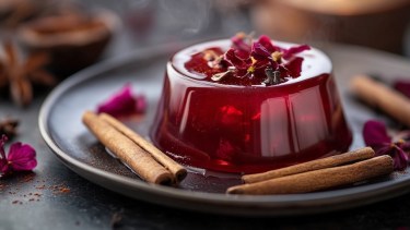 Ni detox ni milagro: por qué la gelatina de hibiscus es tendencia y cómo hacerla