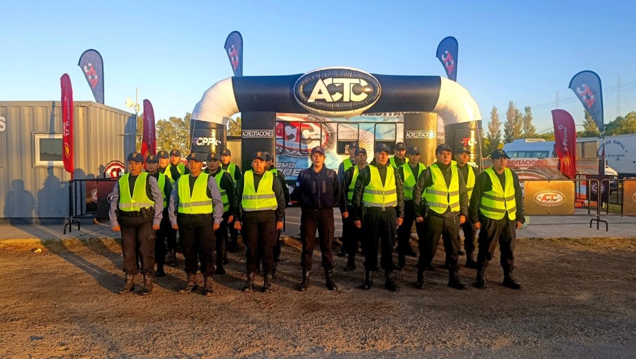 Cerca de 200 efectivos policiales participaron del operativo de seguridad desplegado durante el TC 2026 en la ciudad de Viedma.
