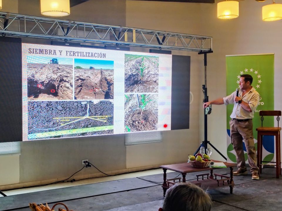 Alejandro Pérez Iturbe disertando en el encuentro.