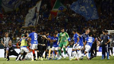Batalla campal en Cruzeiro – Atlético Mineiro terminó con récord de expulsados