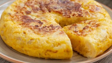 Cómo hacer tortilla de papa sin huevos: la receta vegana que se volvió viral en TikTok