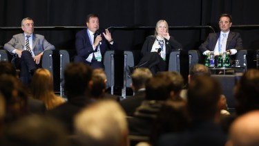 El gobernador Weretilneck  busca en Canadá nuevas inversiones mineras