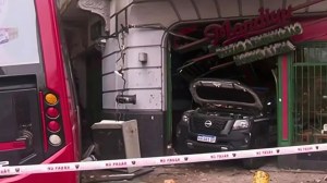 Impactante accidente en Buenos Aires: un patrullero en persecución terminó incrustado en una pizzería