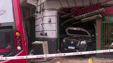 Impactante accidente en Buenos Aires: un patrullero en persecución terminó incrustado en una pizzería