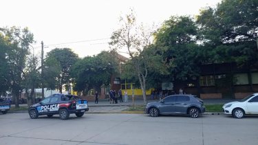 Un adolescente entró al colegio armado en Santa Fe y mató a un compañero: hay al menos dos heridos