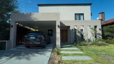 Le adjudican a Adorni una casa en un country: expensas por $700 mil a nombre de su esposa