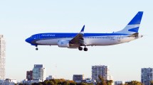 Imagen de Aerolíneas Argentinas aplicará un recargo por la suba del petróleo: cuánto incrementará el valor de los vuelos