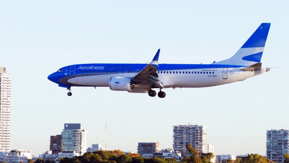 Aerolíneas Argentinas aplica un recargo en sus vuelos. Foto: Clarín Fotografía. 