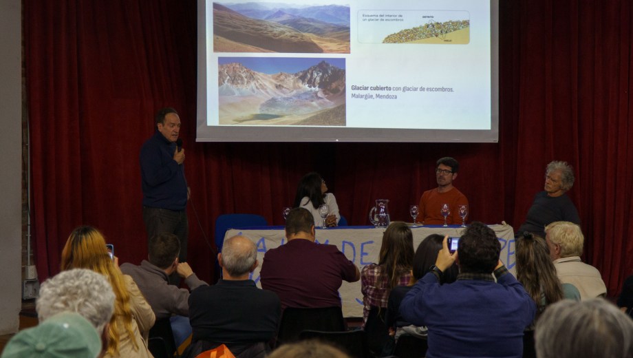 Hubo una extensa lista de oradores en la audiencia pública que se hizo este jueves en el CRUB en Bariloche. (foto MArcelo Martínez)