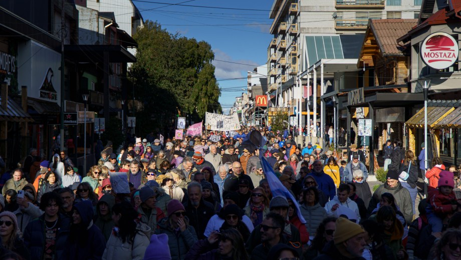 Miles de personas marcharon esta tarde de martes hasta el Centro Cívico de Bariloche por el Día de la Memoria por la Verdad y la Justicia. (foto Marcelo Martínez)