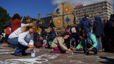 A 50 años del golpe, repintaron los pañuelos en el Centro Cívico de Bariloche: «Es la plaza del pueblo»