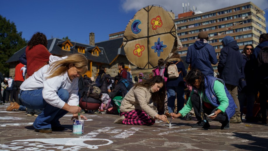 Barilochenses y turistas se suman cada 24 de marzo a la iniciativa que lanzó Graciela Bedini en 2001. Foto: Marcelo Martínez