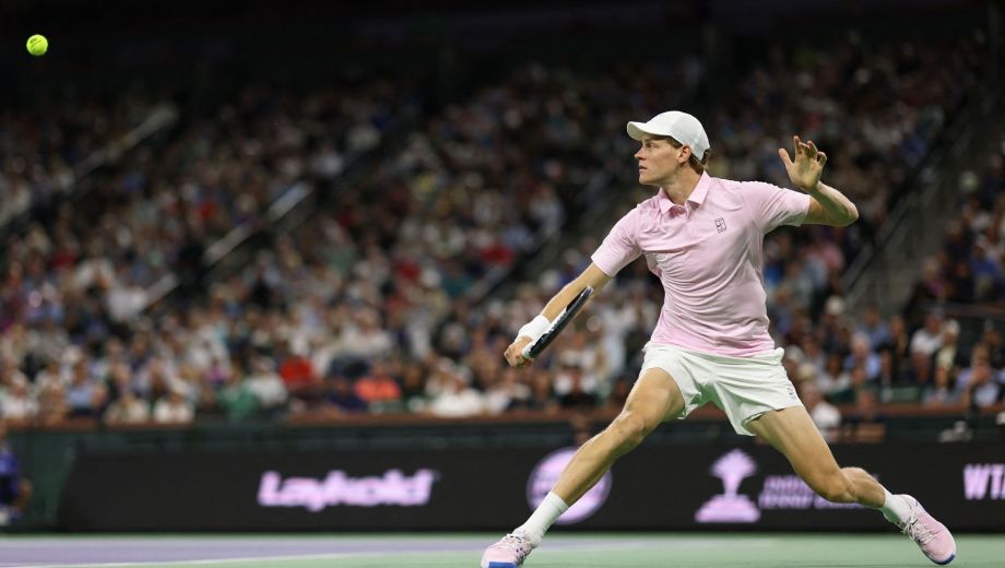 Sinner tuvo que batallar con Fonseca y ganó en doble tie break. (AFP)