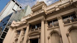 Dólar planchado y una Argentina «10% más cara en dólares»: ¿Cuál es el plan del BCRA y qué pasará con la inflación?