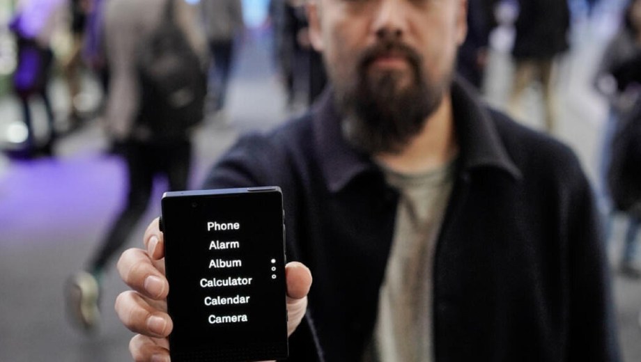 Con menos aplicaciones y más control del usuario, estos teléfonos proponen otra relación con la tecnología.