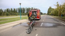 Imagen de Accidente en el Paseo Bicentenario de Roca: un joven en observación tras caer de una motocicleta