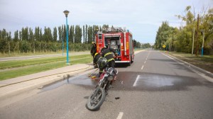 Accidente en el Paseo Bicentenario de Roca: un joven en observación tras caer de una motocicleta