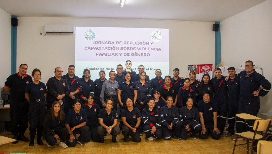 Bomberos voluntarios de Roca participaron de una capacitación sobre violencia familiar y de género.