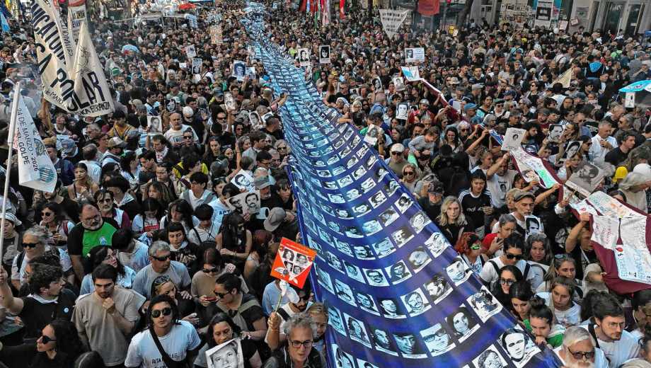 Vista aérea de manifestantes portando retratos de personas desaparecidas. Foto: AFP 