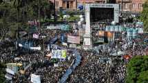 Imagen de Marcha por el 24 de Marzo: una multitud se encuentra en Plaza de Mayo a 50 años del golpe militar