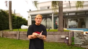 Así es la casa de Ian Lucas: minimalista, con vista al lago y una impresionante piscina