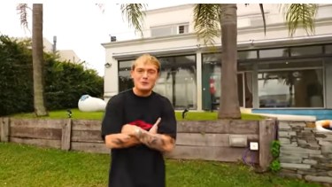 Así es la casa de Ian Lucas: minimalista, con vista al lago y una impresionante piscina