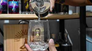 El destilado de autor que nació en Roca, se produce en Cervantes y ya viaja por el mundo